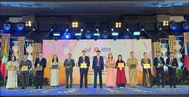 Đại diện Đặc khu Cô Tô (thứ 2 từ trái sang) và Sở Văn hoá, Thể thao và Du lịch tỉnh Quảng Ninh (đầu tiên bên phải) tại Lễ trao giải. Đại diện Đặc khu Cô Tô (thứ 2 từ trái sang) và Sở Văn hoá, Thể thao và Du lịch tỉnh Quảng Ninh (đầu tiên bên phải) tại Lễ trao giải.