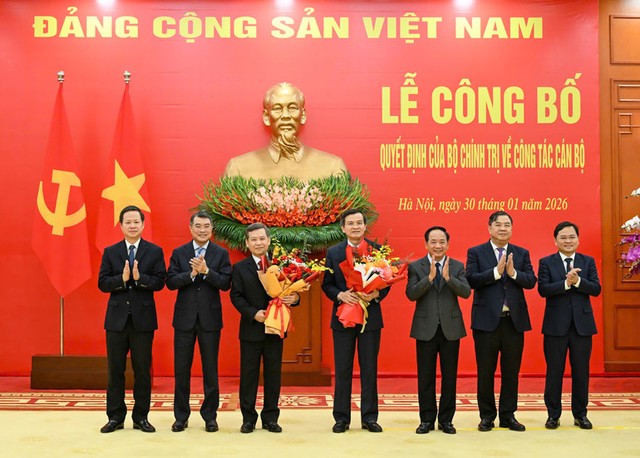 Lãnh đạo các Ban Đảng, Văn phòng Trung ương Đảng chúc mừng đồng chí Lê Minh Trí và Đoàn Minh Huấn. (Ảnh: DUY LINH) Lãnh đạo các Ban Đảng, Văn phòng Trung ương Đảng chúc mừng đồng chí Lê Minh Trí và Đoàn Minh Huấn. (Ảnh: DUY LINH)