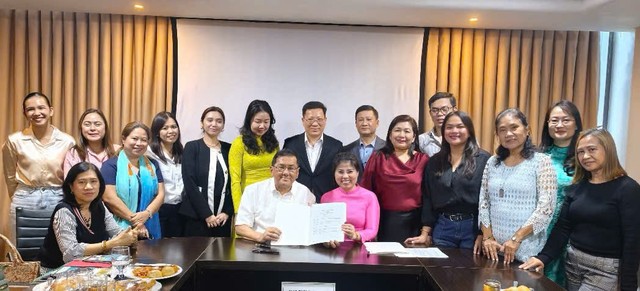 Đại diện doanh nghiệp lữ hành tỉnh Quảng Ninh (Việt Nam) và Cebu (Philippines) ký kết hợp tác. Đại diện doanh nghiệp lữ hành tỉnh Quảng Ninh (Việt Nam) và Cebu (Philippines) ký kết hợp tác.