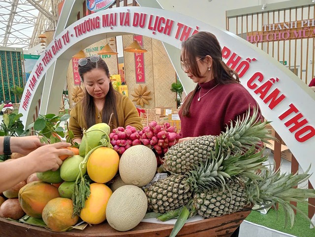 Lãnh đạo Trung tâm Xúc tiến Đầu tư - Thương mại và Du lịch Cần Thơ nghiệm thu gian hàng của thành phố tham dự Hội chợ Mùa Xuân lần thứ nhất năm 2026 Lãnh đạo Trung tâm Xúc tiến Đầu tư - Thương mại và Du lịch Cần Thơ nghiệm thu gian hàng của thành phố tham dự Hội chợ Mùa Xuân lần thứ nhất năm 2026