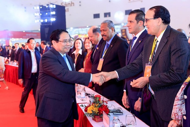 Thủ tướng gặp gỡ khách mời tại lễ khai mạc Hội chợ mùa Xuân 2026. Thủ tướng gặp gỡ khách mời tại lễ khai mạc Hội chợ mùa Xuân 2026.