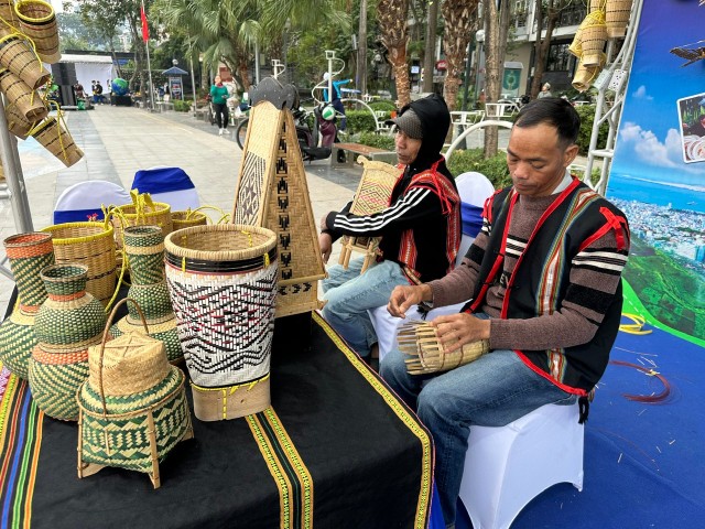 Các nghệ nhân Gia Lai giới thiệu sản phẩm mây tre thủ công.