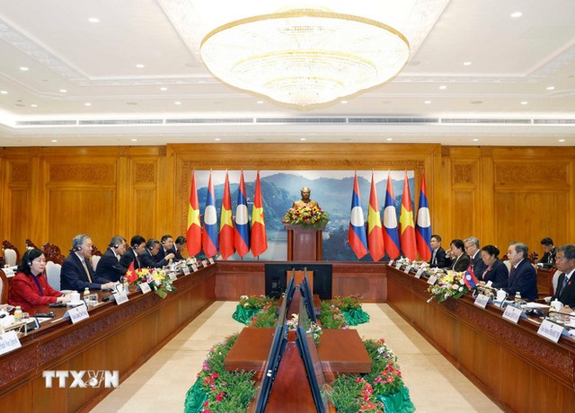 Tổng Bí thư Tô Lâm hội kiến Chủ tịch Quốc hội Lào Saysomphone Phomvihane. (Ảnh: Thống Nhất/TTXVN)