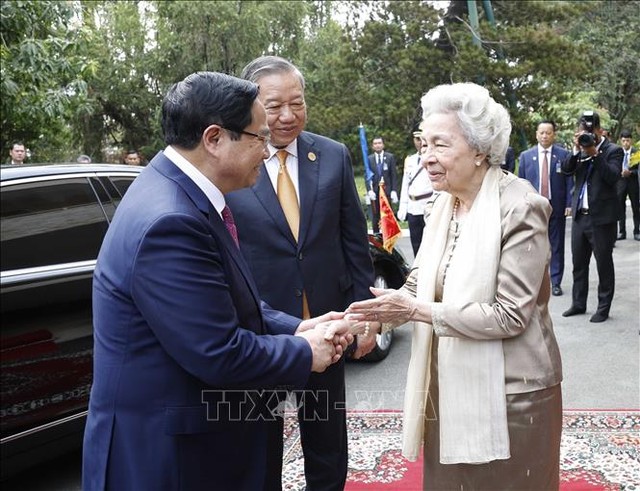 Tổng Bí thư Tô Lâm cùng các đồng chí trong Đoàn đại biểu cấp cao Việt Nam đến thăm Hoàng thái hậu Norodom Monineath Sihanouk. Ảnh: Thống Nhất/TTXVN