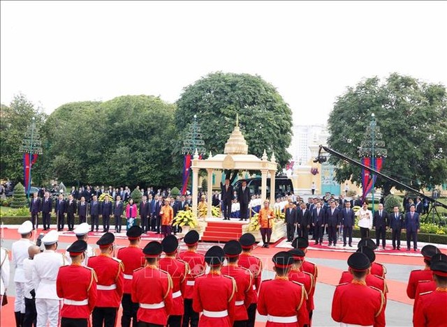Lễ đón Tổng Bí thư Tô Lâm thăm cấp Nhà nước tới Vương quốc Campuchia được tổ chức trọng thể tại Hoàng cung ở Thủ đô Phnom Penh. Ảnh: Thống Nhất/TTXVN