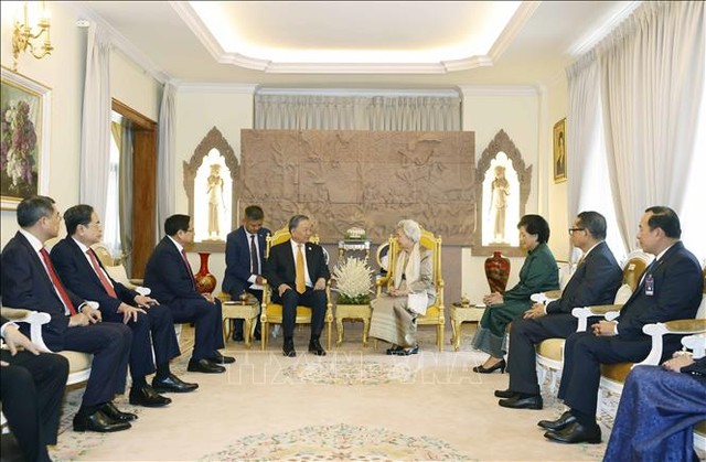 Tổng Bí thư Tô Lâm thăm hỏi, nói chuyện thân mật với Hoàng thái hậu Norodom Monineath Sihanouk. Ảnh: Thống Nhất/TTXVN