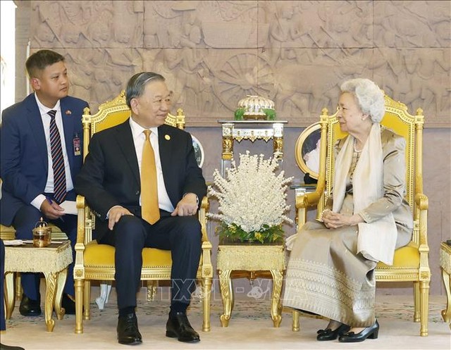 Tổng Bí thư Tô Lâm thăm hỏi, nói chuyện thân mật với Hoàng thái hậu Norodom Monineath Sihanouk. Ảnh: Thống Nhất/TTXVN