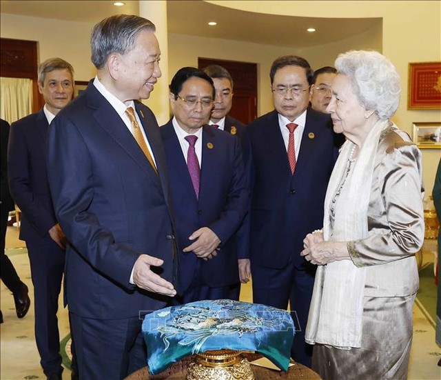 Tổng Bí thư Tô Lâm tặng quà lưu niệm cho Hoàng thái hậu Norodom Monineath Sihanouk. Ảnh: Thống Nhất/TTXVN