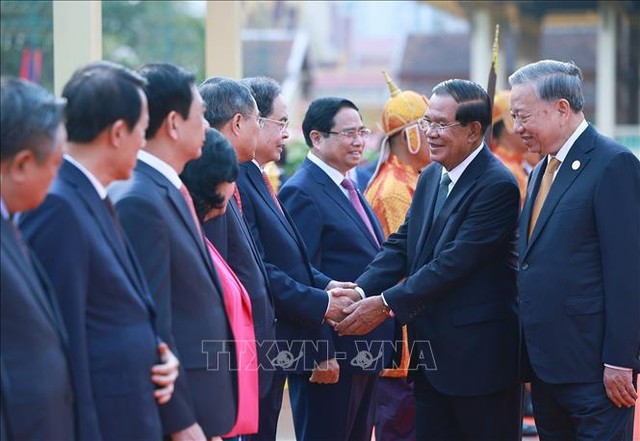 Tổng Bí thư Tô Lâm giới thiệu thành viên đoàn cấp cao Việt Nam với Samdech Techo Hun Sen. Ảnh: Dương Giang/TTXVN