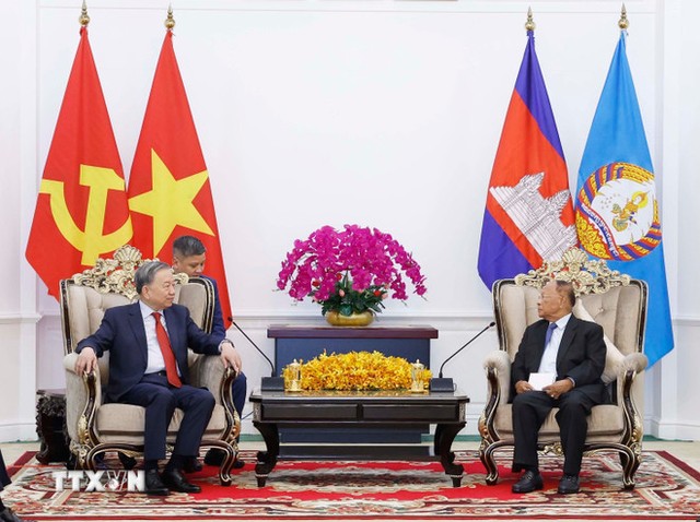 Tổng Bí thư Tô Lâm gặp Chủ tịch danh dự Đảng Nhân dân Campuchia Heng Samrin - Ảnh: TTXVN