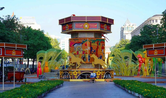 Hệ thống chiếu sáng, tiểu cảnh hoa tươi và các cụm trang trí được gấp rút hoàn thiện trước thời điểm mở cửa đón khách lúc 19h ngày 15/2/2026 (28 tháng Chạp).