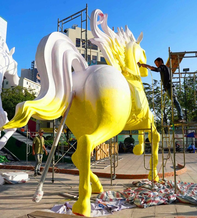 Công nhân làm việc xuyên trưa để kịp tiến độ, đảm bảo Đường hoa mở cửa phục vụ người dân liên tục đến 21h ngày 22/2/2026 (mùng 6 Tết).