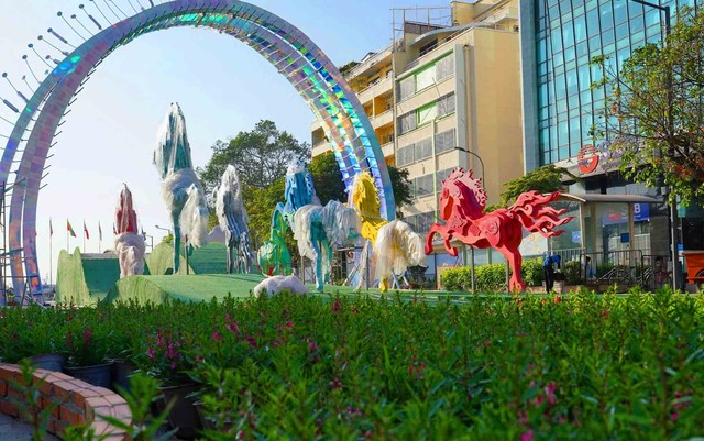 Dãy linh vật sắc màu xếp dọc lối chính, một số chi tiết vẫn còn phủ bạt bảo vệ trong lúc chờ hoàn thiện.