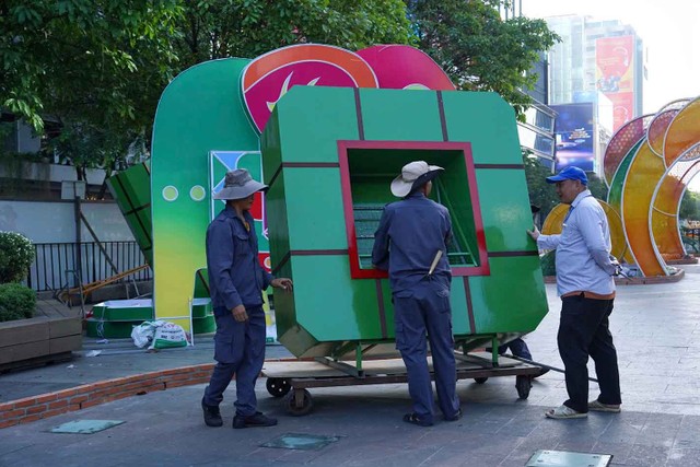 Các tổ thợ gấp rút thi công.