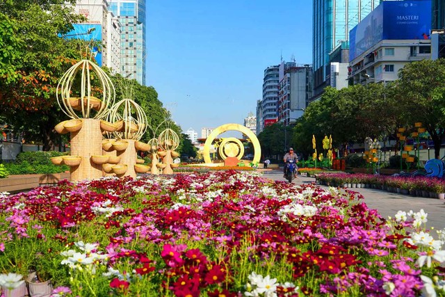 Linh vật Ngựa Bính Ngọ cùng nhiều cụm trang trí quy mô lớn dần lộ diện, tạo diện mạo rực rỡ giữa trung tâm thành phố.