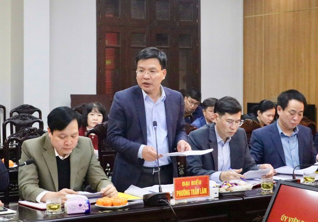 Lãnh đạo phường Trần Lãm báo cáo tại buổi làm việc