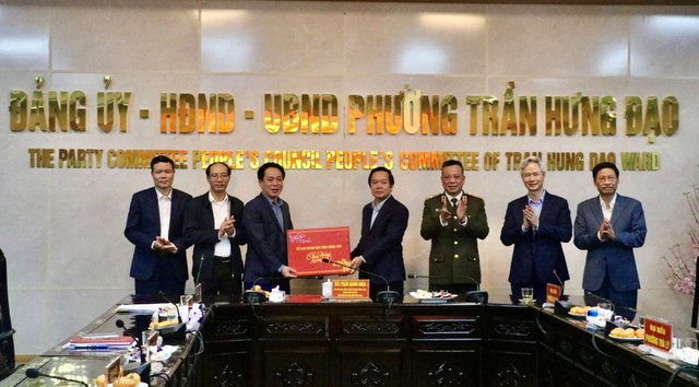 Chủ tịch UBND tỉnh tặng quà, chúc Tết cán bộ, đảng viên và Nhân dân phường Vũ Phúc.