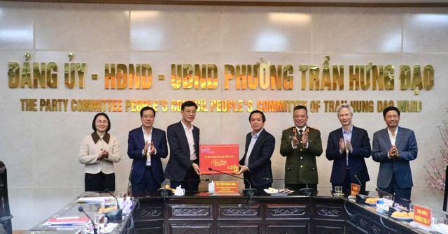 Chủ tịch UBND tỉnh tặng quà, chúc Tết cán bộ, đảng viên và Nhân dân phường Trần Hưng Đạo.