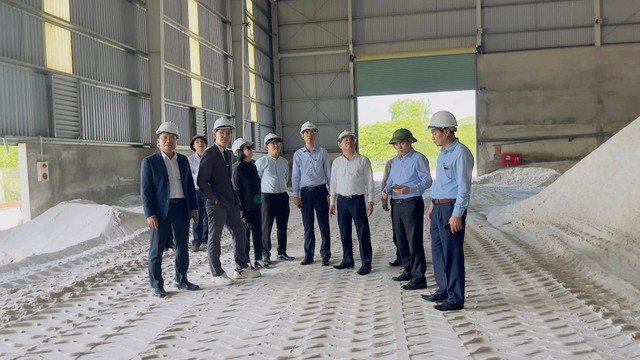 Đoàn công tác tỉnh Quảng Trị tham quan trụ sở nhà máy của Công ty VIETNAM WAFER tại KCN Quán Ngang.