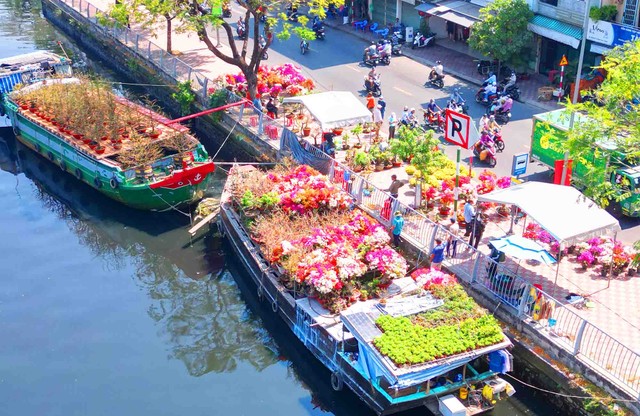 Không gian trên bến dưới thuyền của chợ hoa.
