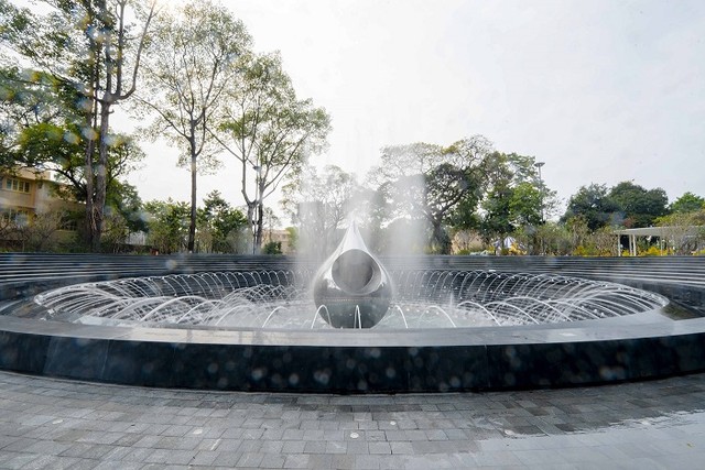 Tượng đài Giọt nước được đặt ngay tại trung tâm quảng trường.