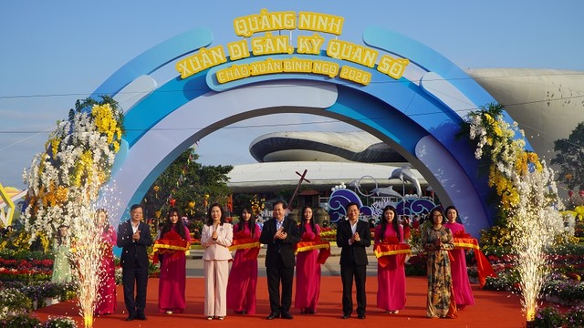 Các đại biểu cắt băng khánh thành Đại lộ hoa và công nghệ ánh sáng bên Vịnh Hạ Long. Ảnh Tiến Dũng