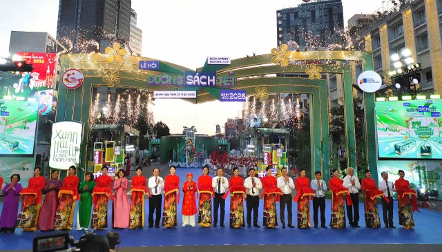 Các đại biểu cắt băng khai mạc Lễ hội Đường sách Tết Bính Ngọ 2026.