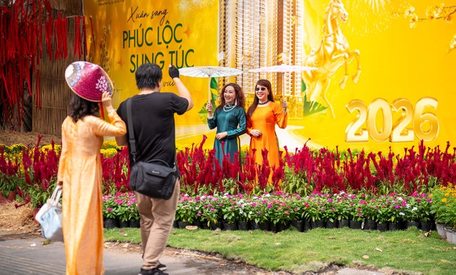 Người dân ở TP.HCM chụp ảnh check-in tại vườn hoa ngày cận Tết. Ảnh: Trọng Tín