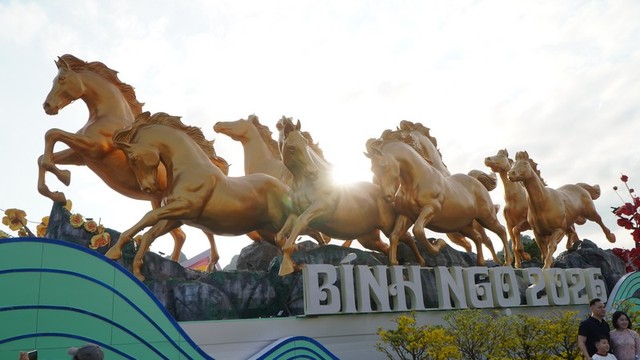 Sự kết hợp hài hòa giữa linh vật ngựa - biểu tượng của năm Bính Ngọ và những đảo hoa lớn mang các chủ đề đa dạng, rực rỡ sắc xuân đan xen. Ảnh Tiến Dũng