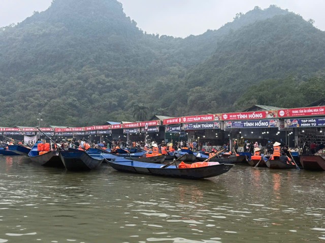 Công tác bảo đảm an toàn đường thủy được siết chặt với yêu cầu bắt buộc trang bị đầy đủ áo phao trên các đò xuất bến.