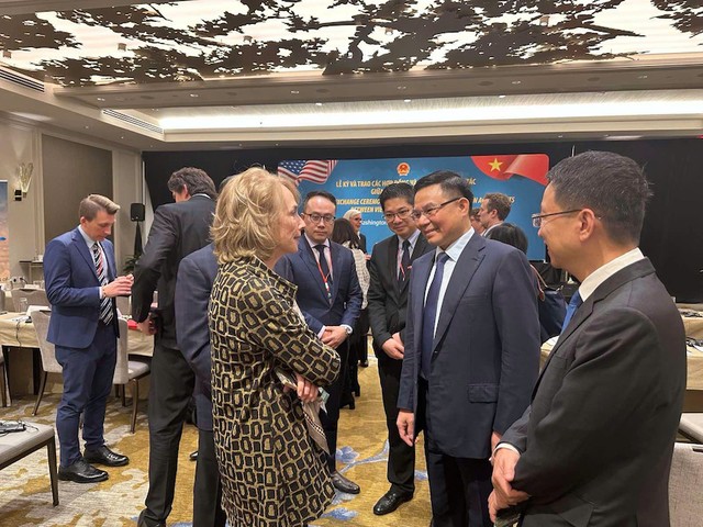 Ông Lê Mạnh Hùng trao đổi với bà Virginia Foote, Phó chủ tịch AmCham.