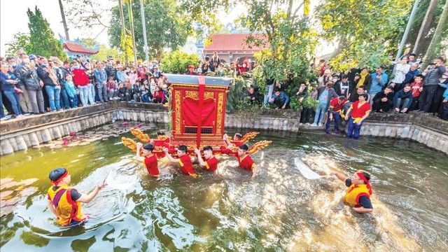 Điểm nhấn đặc sắc của lễ hội là nghi lễ rước kiệu dưới nước thể hiện sâu sắc văn hóa nông nghiệp lúa nước