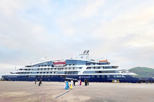 Ngày 15/2, Gia Lai đón tàu du lịch cao cấp Le Jacques Cartier (thuộc hãng tàu Compagnie du Ponant) cập Cảng Quy Nhơn. Đây là chuyến tàu du lịch quốc tế đầu tiên đến Gia Lai trong năm 2026, đưa 120 du khách đến tham quan, trải nghiệm tại địa phương. Ảnh: Kim Loan.