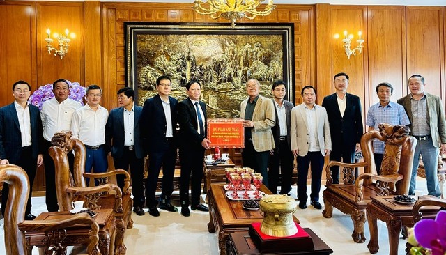 Lãnh đạo UBND tỉnh Gia Lai thăm, chúc Tết tại Công ty TNHH Kinh doanh hàng xuất khẩu Quang Đức. Ảnh: Ngọc Minh.