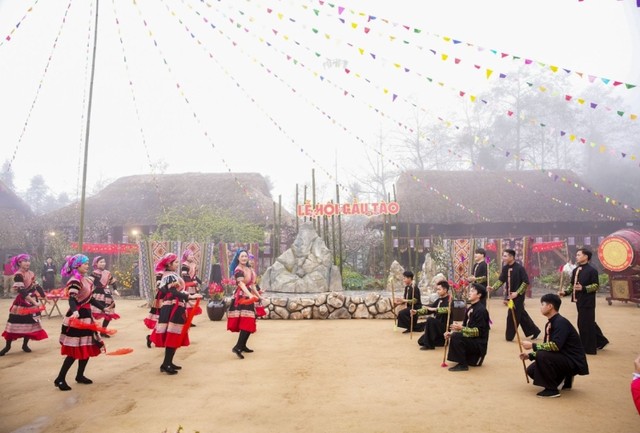 Fansipan năm nay thu hút lượng khách kỷ lục bởi các Lễ hội đặc sắc tại Bản Mây.