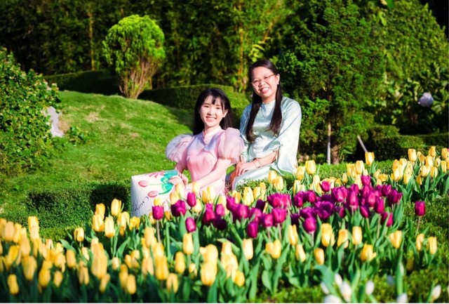 Du khách check-in tại vườn hoa Tulip trên núi Bà Đen.