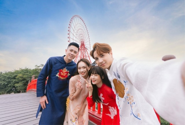 Du khách vui chơi Tết ở khu du lịch Sun World Ha Long.