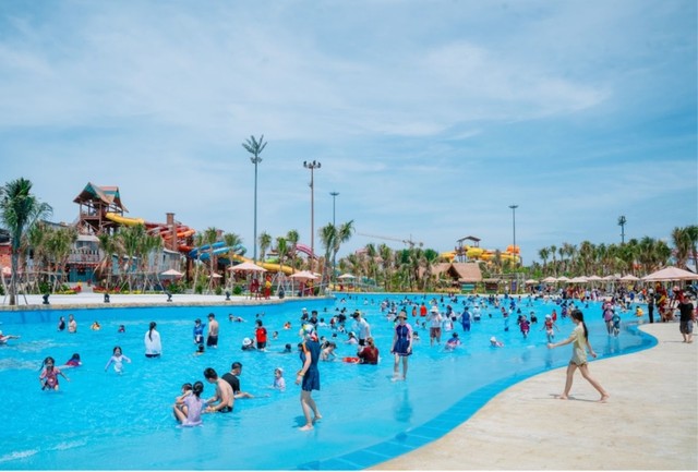 Công viên nước Vũng Tàu mới mở cửa thu hút đông khách du lịch vào dịp Tết Nguyên Đán này.