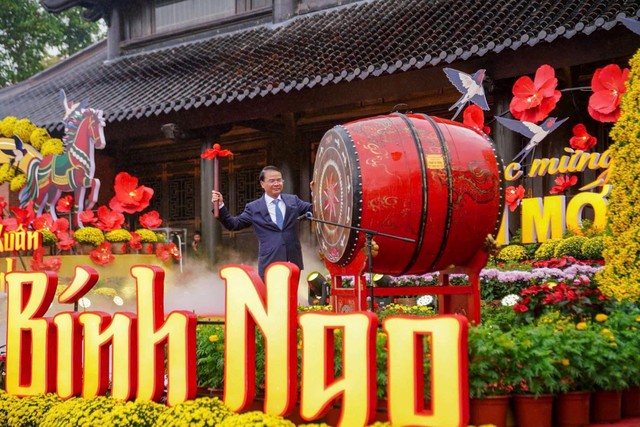 Ông Đặng Xuân Phong, Ủy viên Trung ương Đảng, Bí thư Tỉnh ủy Ninh Bình gióng trống khai hội chùa Bái Đính. Ông Đặng Xuân Phong, Ủy viên Trung ương Đảng, Bí thư Tỉnh ủy Ninh Bình gióng trống khai hội chùa Bái Đính.