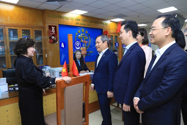 Chủ tịch UBND TP. Hà Nội Vũ Đại Thắng thăm hỏi công dân tới làm thủ tục hành chính tại Trung tâm Phục vụ hành chính công Thành phố - Chi nhánh số 3. Ảnh: Lê Hải.