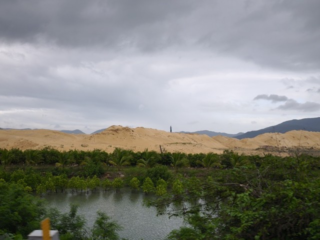 Một trong các giải pháp phi công trình của tỉnh Gia Lai là kiểm soát nghiêm ngặt các cửa xả lũ ra đầm Thị Nại, đặc biệt khu vực Khu đô thị Ecobay Thị Nại (dự án đang thi công san lấp mặt bằng - PV) bảo đảm không thu hẹp dòng chảy.