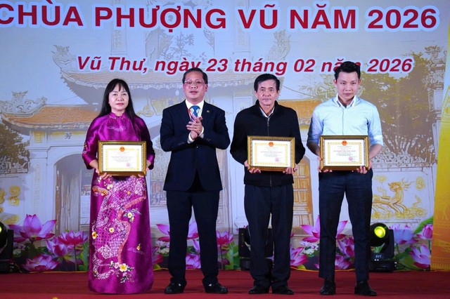 Chủ tịch UBND xã Vũ Thư Trần Thanh Hải trao chứng nhận cho các nhà tài trợ. Ảnh NXT