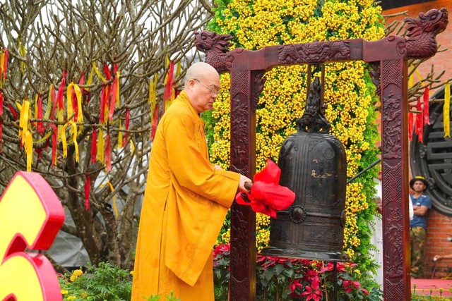 Hòa thượng Thích Thanh Nhiễu, Phó Chủ tịch Thường trực Hội đồng Trị sự Giáo hội Phật giáo Việt Nam, Trụ trì chùa Bái Đính thỉnh chuông khai hội chùa Bái Đính. Hòa thượng Thích Thanh Nhiễu, Phó Chủ tịch Thường trực Hội đồng Trị sự Giáo hội Phật giáo Việt Nam, Trụ trì chùa Bái Đính thỉnh chuông khai hội chùa Bái Đính.