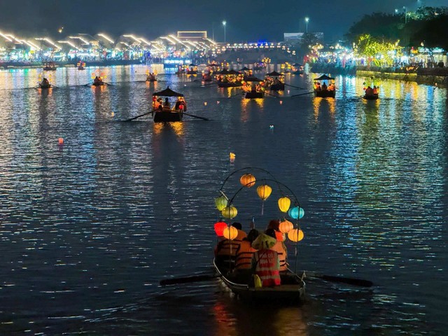 Không gian văn hóa tại Phố cổ Hoa Lư cũng trở thành tâm điểm thu hút khách du lịch Không gian văn hóa tại Phố cổ Hoa Lư cũng trở thành tâm điểm thu hút khách du lịch