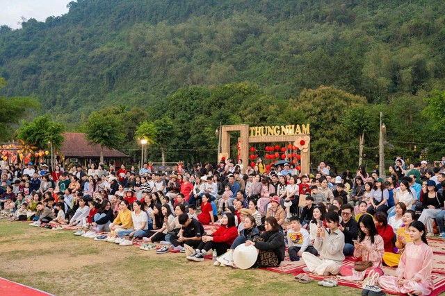 Các chương trình nghệ thuật tại Thung Nham hấp dẫn đông đảo du khách. Các chương trình nghệ thuật tại Thung Nham hấp dẫn đông đảo du khách.