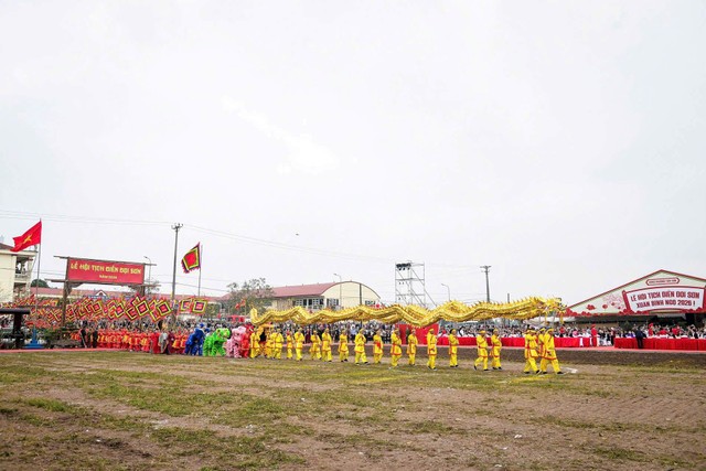 Mở đầu Lễ hội Tịch điền Đọi Sơn là nghi thức múa rồng và đánh trống khai hội. Ảnh: Minh Đường Mở đầu Lễ hội Tịch điền Đọi Sơn là nghi thức múa rồng và đánh trống khai hội. Ảnh: Minh Đường