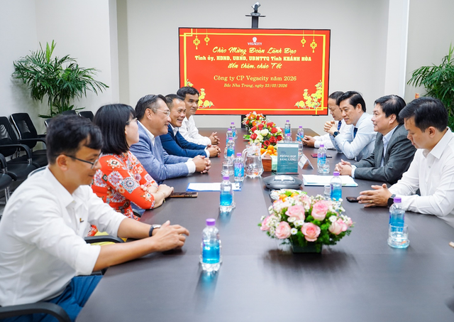 Ông Nguyễn Thế Vinh (Chính giữa, hàng trái) chia sẻ các định hướng chiến lược trong năm mới cùng Ban lãnh đạo tỉnh, khẳng định Nha Trang, Khánh Hòa là địa bàn đầu tư chiến lược, lâu dài của của doanh nghiệp.