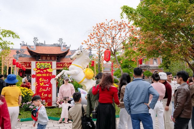 Du khách tham quan tại di tích Chùa Hoàng Phúc, tỉnh Quảng Trị. Ảnh: Hoàng Phúc Cổ Tự