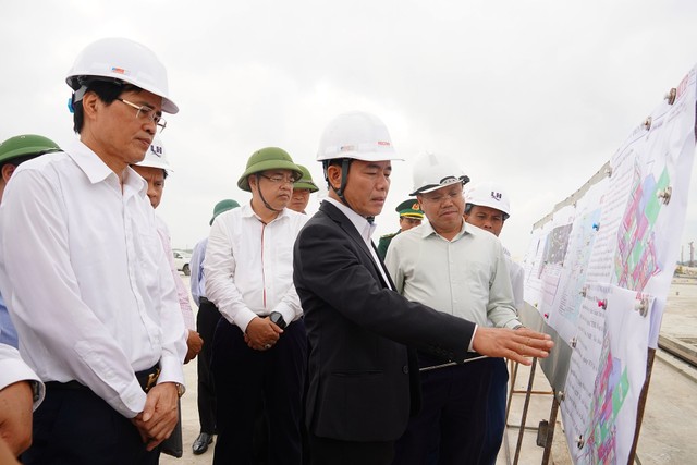 Bí thư Tỉnh uỷ Quảng Trị Nguyễn Văn Phương (áo vest đen) nghe báo cáo tiến độ dự án