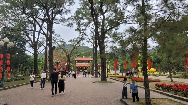 Du khách tham quan, trải nghiệm tại chùa Côn Sơn. Ảnh: Thanh Sơn Du khách tham quan, trải nghiệm tại chùa Côn Sơn. Ảnh: Thanh Sơn